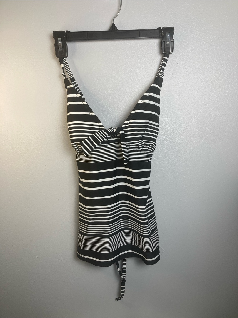 Kona Sol Black & White Striped V-Neck Women's Tank Top (NWT Sz M)